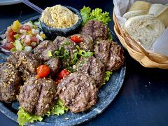 【ビラマダレーナ地区のバール(Bar)地帯】

いつものようにお肉（牛ステーキ）を頼んだつもりだったのに..「.ハンバーグ」が来てしまいました...

この国で、ハンバーグって...珍しい...

でも、まあ、いいかぁぁ....こんな穏やかな天気のもとで、ビールを飲みながら...あゝ、最高....こういうブラジルが、やっぱ最高だわねぇ...