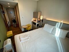 【浅草東武ホテル】

ホテルのロケーションはすごく良く、コロナ禍のこの時、一泊五千円以下で宿泊できました。

写真：この部屋の大きさなら...ベッドをもう少し小さくして頂いた方が圧迫感は減るかもね...長期宿泊じゃないし、体のでかい西洋人ではないので、こんな狭い部屋にこんな大きなベッドはいらないかなぁ...