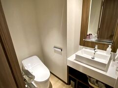 【浅草東武ホテル】

初宿泊と言うと1日分の「朝食券」もサービスして頂けました。


写真：トイレは...なんだか、やたらにゴージャス感あり...