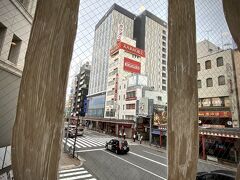 【浅草東武ホテル】

さて、そんな松屋の前にある「浅草東武ホテル」。みずほ銀行の店舗が下に入ったビジネスホテルです。