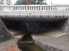 　堀川にかかる一条戻橋。平安時代からこの場所にあり、京都のミステリースポットの一つです。