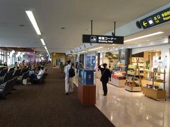 宮崎ブーゲンビリア空港の制限エリア内のお土産屋さんを覗きながら手荷物受取所に進みます。