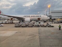 2021/11/14
6:50
福岡空港から福岡→羽田便に搭乗。

始発便に乗るために4:30起きで準備し最寄駅から地下鉄で空港に集合しました。寝不足の朝です。