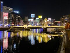であい橋のイルミネーションが 那珂川に反射して綺麗ですね。

この後、11時30分から翌朝4時まで福岡パ◯コで夜間作業。?( 'ω' )?
