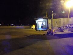 ということで、那覇空港に到着しました(^_^)。
ボーディングブリッジでの降機のようです。