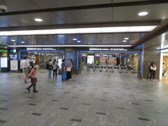新幹線改札口へ向かいます。
月曜日の午後４時前。
普通ならもう少しビジネスパーソンが多い時間帯かなと思うけど、人は少なく。