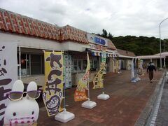 沖縄自動車道を走っているとＰＡの看板を発見。
立ち寄ってみました。
地元の人向けの雰囲気漂う食堂などがあります。