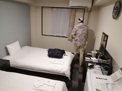 今日の宿は　真栄里のジ・アバンスホテル石垣島
ツインのお部屋ですが、通路が狭くて
足がぶつかって、小指が痛い！
さあ夜中の撮影に向け、衣装来て、化粧して
