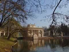 　Lazienki Palace（ワジェンキ宮殿）。宮殿は王家の夏の離宮として建てられたものですが、その後公園はロシアに売却され、1918年にポーランドが独立した際にようやく国家の所有となったものです。
