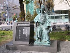 石川啄木の歌碑と像が大通公園にありました。石川啄木は短い期間ですが北海道で活動しており、小樽・釧路・札幌に縁があった様です。あまり文学は詳しくないのですが、北海道内には他にも石川啄木の碑などがあり墓所は函館にあるそうです。