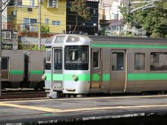 道内の移動には時間がかかるとは言われていますが小樽は札幌の隣の市という事もあり新札幌駅から４５分ほどで到着しました。札幌駅からなら３０分ちょっとです。思ったより近いですね。
この小樽駅で電化が終わる事、これより先はローカル路線という事ですべての列車が小樽止まりです。駅構内は広く車両が多く留置されていました。