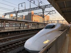 静岡駅から朝イチのひかりで移動します。
平日のこの時間は空いていますが、連休でホームは人が溢れています。