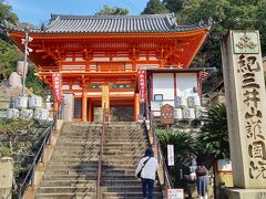 次は紀三井寺です。「きみいでら」と読みます。楼門の様子です。紀三井寺とは、紀州にある三つの井戸があるお寺ということで名付けられた様です。
