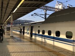 米原で新幹線から北陸行きの特急に乗り換えます。