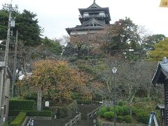 東尋坊を堪能した後は、日本１００名城の
丸岡城へ行きます
こちらは３０分無料の駐車場がございます