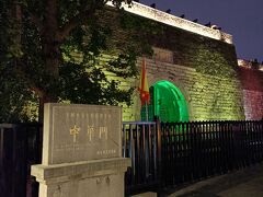 観光の最後は夜の中華門へ。ライトアップされている。