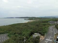 　灯台の展望デッキから角島を撮影してみました。道路は幅が広い。