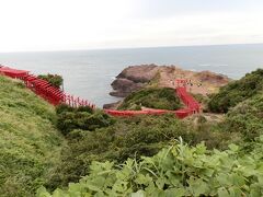 　元乃隅神社(もとのすみじんじゃ)は、昭和30年に、地域の網元さんの枕元に現れた白狐のお告げにより建立されたそうです。