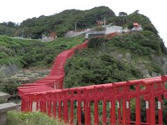 　鳥居の上部に展望台があります。その奥に小さな神社があります。神社前のコンクリートを打った床面の仕上げが雑である。デコボコした所に足を引っかけ転んで大怪我している人を見かけました。即、床面のデコボコを修正してもらいたい。切に願っています。