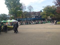 上野動物園は信じられないような長い行列が。