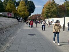 少し（けっこう）歩くと上野公園の入り口。
