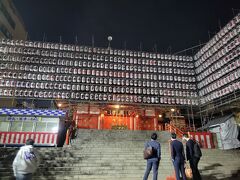 新宿からホテルまでの帰り道に花園神社に寄っていきました。酉の市前夜祭が翌日に控えていたのでいつもの様相とは全く違っていました。