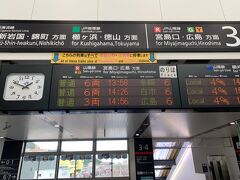 岩国での用事も済ませて電車で宮島を目指します。約20分で到着
岩国港から宮島も見えるくらいなので近いんですね。
