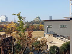 駅を出てすぐの所から見る大阪城です。本丸が建っていた場所は、大阪本願寺（石山本願寺）があった場所です。