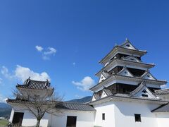 早朝に家を出て、一路、大洲へ。
昼食の時間には早かったので、大洲城を
初めに訪れました。