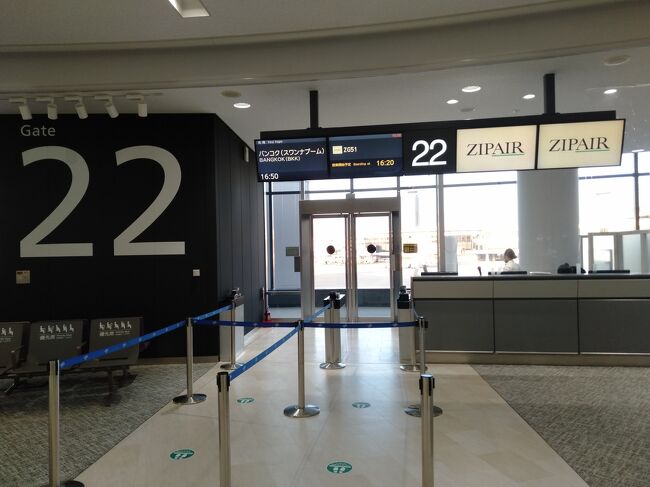 ZIP AIRはバンコク往復が約４万円、フラットクラスでも約１０万円と激安です。（ビジネスクラスをZIPではフラットクラスと呼びます）<br />なぜビジネスクラスと呼ば無いのかと言うと、私の想像ですがフルフラットを選択しても優先搭乗も無いし、預け荷物も有料、機内食も無し、TVも無いからでしょうか。<br />（ラウンジは有料でJALのラウンジとは違う別のラウンジが利用できますが）<br />よっぽどフルフラットにしようかと思いましたがエコ・ファーストで良いかと思いエコノミークラスにしまた。