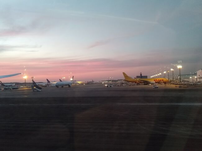 貨物機が目立つ成田空港です。