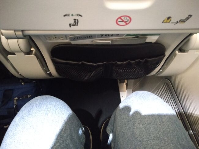 ZIP AIRのエコノミークラスのシートは意外にも足元が広いのでびっくりです。177cmの身長の私が乗っても全然余裕です。<br />