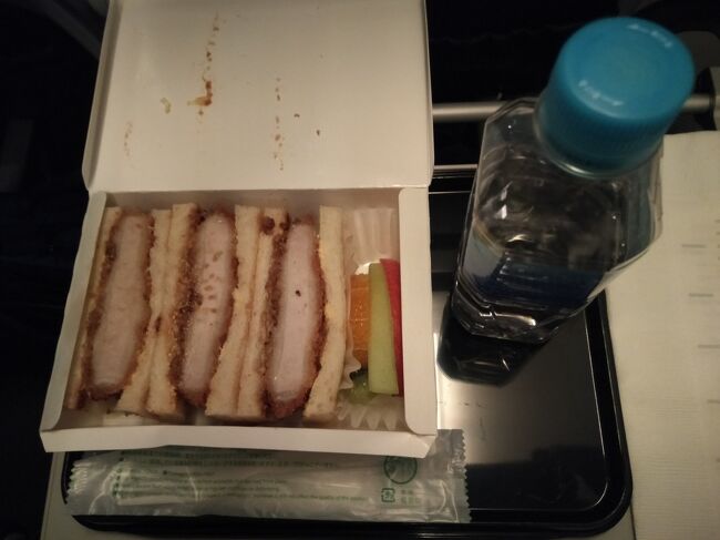 機内食は航空券予約時に申込みをしました。出発２日前までしか追加予約はできません。機内で購入できないので注意が必要です。<br />機内で予約無しで購入できるのはカップヌードルやドリンクのみです。<br /><br />カツサンドはたしか1100円だったと思うのですがお水付きでした。<br />なかなか美味しくボリュームも有りおすすめです。<br /><br />CAさんに”お食事どうしますか”と言われ起きたの以外はほとんど爆睡で、寝ていたらあっという間にバンコクに到着しました。