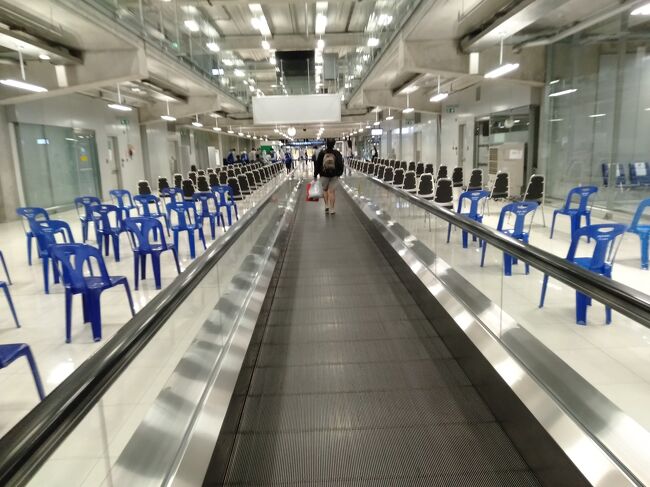 飛行機が空港に到着しイミグレーションに向かう途中で関所が設けられいます。ここで書類のチェックが行われます。感じとしては日本帰国時とチェックプロセスはほぼ同じですがタイの方が全然スムースで5分とかかりませんでした。到着便が少なく深夜（10PM）だった事もあるのですがタイ人は要領がいいです。<br />また乗客は書類を全てプリントアウトしておいた方が良いです。これは日本帰国時も同じです。プリントアウトしなくても自分自身はスマホに保存で問題ないと思いますがチェックする人にとっては小さなスマホの画面で各国、各病院が発行したまちまちの用紙を見るのは大変です。私の前にいた駐在員の奥様と思しき方は、スマホの書類を探すのに四苦八苦して中々終わらず、私の方が早く終わりました。<br /><br />ここでチェックされるのは書類は下記の通りです。<br />・タイランドパスで取得したQRコード、<br />・ホテルの予約確認書（支払い済、送迎やPCRテストが含まれている事の記載があるもの）<br />・PCR検査の陰性証明（英語）<br />・ワクチン接種証明書（英語）<br />・50000ドル以上の疾病治療の含まれた付保証明書<br />　*２つの付保証明書の合算で50000ドルになりますと説明するとOKでした。