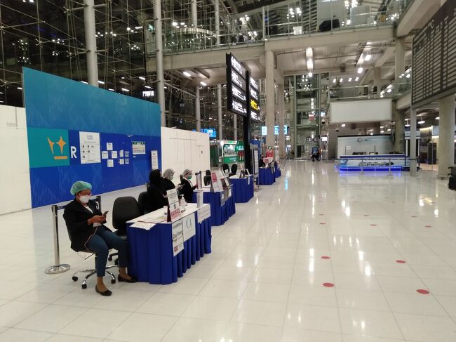 関所のあと普通に今まで通りの入国審査がありましたがガラガラで全く待つ事はありませんでした。<br />荷物のターンテーブルを抜け外に出ると写真の様にホテルがカウンターが設置してあり迎えの人と合流します。このへんもタイはよく統制が取れているなと思いました。例えばマリオットなどはバンコク市内だけでも沢山あるのですがマリオット系でテーブル１つになっています。<br />ただ気になったのはテーブルを用意しているのは大手のホテルばかりで個人経営の小さなホテルなどはどうするのでしょうか。多分お金がかかるので隔離免除のプログラムに参加できないのでしょう。実際後日バンコク市内をウロチョロしているとまだ閉鎖されているホテルが沢山ありました。大手のホテルチェーンでも一部のホテルはまだ閉鎖されていましたが、私の泊まったマリオットのスクムビットホテルは満室だと言っていました。マリオットは商売が上手いですね。