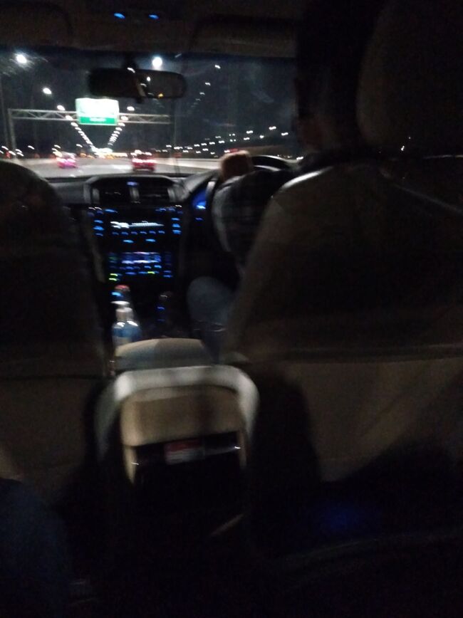 お迎いのリムジンに乗り込みホテルに向かいます。<br />成田や羽田からの帰国時のハイヤー同様、運転手さんと後部座席の間のアクリル板の仕切りがしてあるのですがバンコクの方が車体とアクリル板の隙間無くきっちり作られていました。