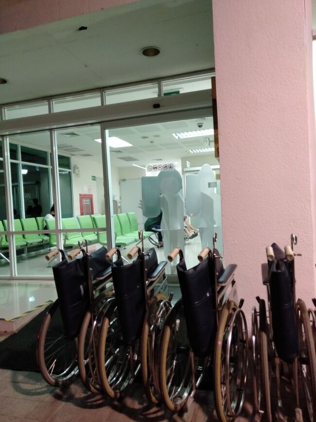 てっきりホテルに向かうのかと思いきや、ホテルの近くの病院に立ち寄ります。