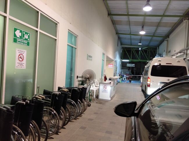 車に乗ったままでPCR検査をします。<br />完全防御服を着込んだおばちゃんに綿棒を鼻の奥深くまで突っ込まれます（両方の穴に！）<br />で終了！<br />ホテルに向かいます。