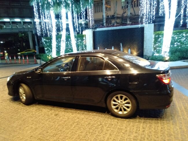 送ってくれたカムリ君です。<br /><br />チェックイン時にも各種書類を再度チェックされますので入国したからといって書類を捨ててはイケマセン。<br />翌日PCR検査の結果が出るまで一晩ホテルの部屋に隔離されます。<br />チェックイン時に鍵はもらえず。よってチェックインすると係の人が一緒に部屋まで来てくれます。１度部屋を出ると入れない仕組みです。<br />このホテルには素敵なルーフトップバーがあるのですが行けませんでした。<br />ホテルのルームサービスは22:30で終了で部屋に着いたのは24時ちょっと前くらいだったので困りました。<br />水は部屋に沢山あったのですがコロナ禍のせいなのかミニバーは空だったのでビールは飲めません！<br />ただしホテルの人にお願いするとコンビニの買い物はお願いできますし、GRABのデリバリーも利用できるのですがレストランも深夜まで営業しているところは少ないです。