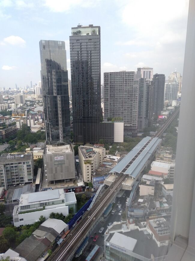 ホテルの部屋からの眺望です。場所はBTSのエカマイ駅のすぐ近くです。