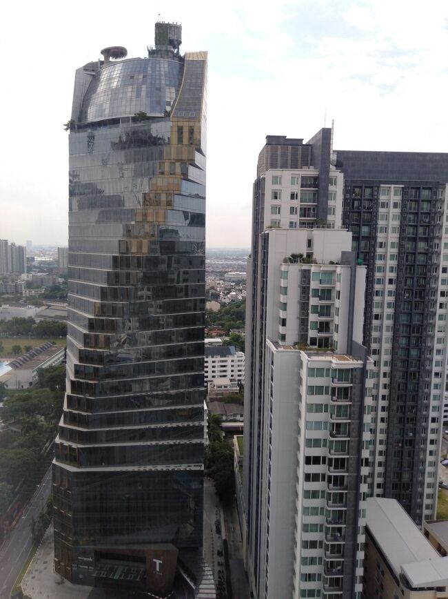 近くにはこんなねじれたビルが！<br />屋上にはルーフトップバーがあるようです。<br />