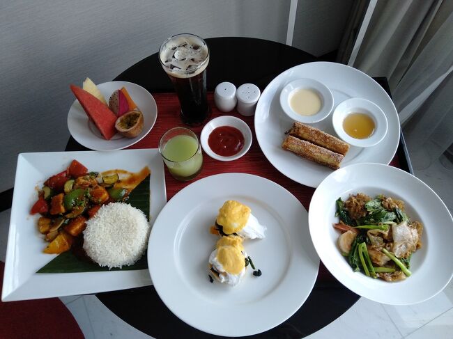 朝食付きで申し込みましたが朝食はルームサービスです。<br />最初のカテゴリーから３品選択、次のカテゴリーから２品選択で合計５品注文できますが食べきれませんでした。<br />全てラップをして持ってくるのでラップを外すのが大変でした。