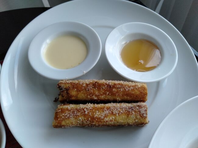 フレンチトーストを注文したらこんな春巻き状の物が来ました。
