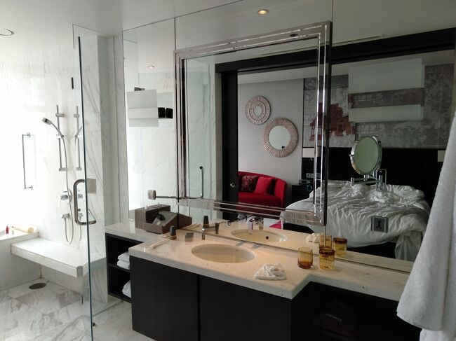 洗面所と部屋が続いてます