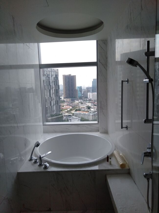 景色を見ながら入れるバスタブが良かったです。<br /><br />PCR検査の結果はだいたい１２時迄には出るとの事でしたが私は到着が遅かったからか14時頃ホテルのフロントから電話がありました。結果はホテルの人を通して伝えられます。陰性だったのでこれにて隔離から開放されました。日本帰国時もこれ位にして欲しいものです。