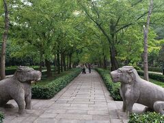 明代から残る彫刻物が並ぶ石像路神道。大小様々な12対の神獣の石像が残されている。