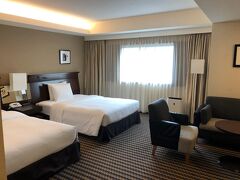 緊急事態宣言中なのでベルボーイも居なかったわ。ーー；

ANAクラウンプラザ大阪・クラブルームに1泊します。