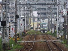 蒲田行きの電車がやってきます。
丸っこい７０００系。
７０００系というとどうしても初代の地下鉄乗り入れのオールステンレス車を思い出してしまう。
