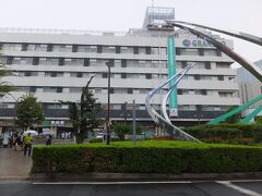 蒲田駅。５個あるモニュメント（芸術作品）の一つ。「上昇気流」。
飛行機の軌跡のよう。羽田空港のある街だからでしょう。
