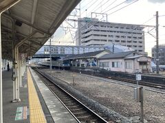 木津駅で降りる。
奈良線は、普通電車には阪和線で使われていた205系も走るようになったが、来年中には山陽線から転属してきた221系ロマンスカーに置き換わる予定だ。その時に103系も最期を迎える。